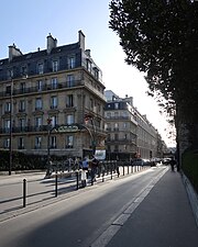 Bouche du métro Europe, au milieu de la rue.