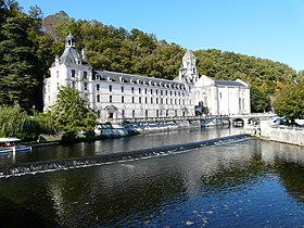 L'abbaye Saint-Pierre de Brantôme (à gauche les bâtiments conventuels, à droite l'abbatiale dominée par le clocher-campanile roman).