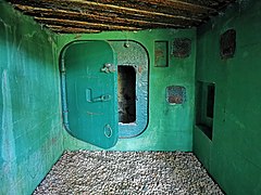 Replik von Panzertür und Tarnfarbe im Bunker 301