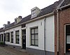 Dwarshuis met zadeldak, vermoedelijk gebouwd op de stadsmuur