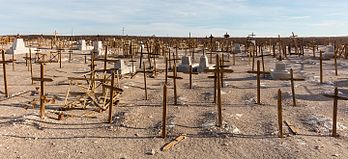 Cruzes de madeira no cemitério da antiga mina de sal Rica Aventura em María Elena, província de Tocopilla, região de Antofagasta, norte do Chile. (definição 8 413 × 3 855)