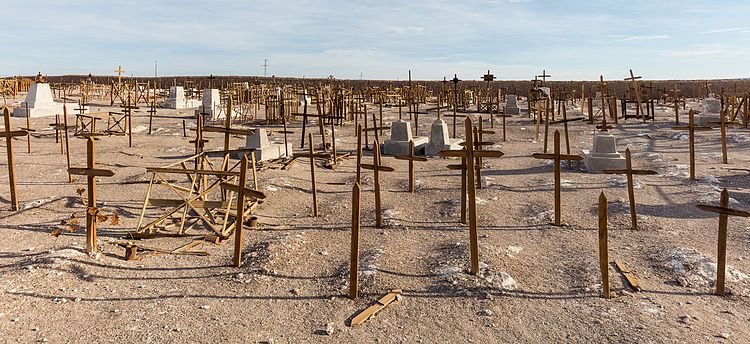 Деревянные кресты на кладбище бывшей соляной шахты Рика-Авентура, Мария-Элена (Чили)