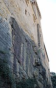 Les remparts du château assis sur la roche.