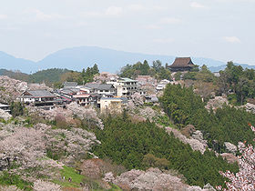 花見シーズンの吉野山 右上の大屋根は金峯山寺蔵王堂