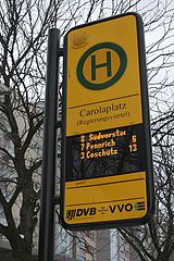 DFI integriert in Haltestellenschild am Carolaplatz in Dresden
