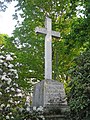 Steinernes Friedhofskreuz und Grabstätten in einem heute aufgelassenem Friedhof sowie Gräberfelder als Gedenkstätte für die Opfer des Faschismus und gefallener Soldaten (Einzeldenkmal der Sachgesamtheit 09301569)