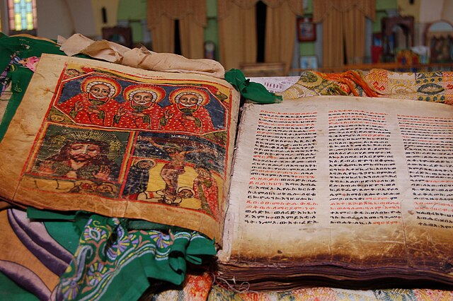 Una Bibbia cristiana illustrata e scritta in Lingua amarica etiope.