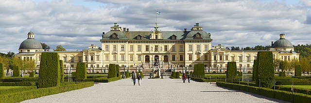 http://upload.wikimedia.org/wikipedia/commons/thumb/7/79/Drottningholm_Palace_-_panorama_september_2011.jpg/640px-Drottningholm_Palace_-_panorama_september_2011.jpg