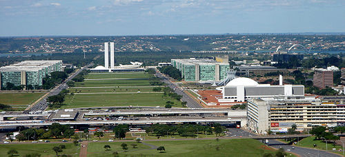 Conjunto da Esplanada dos Ministérios, com o Eixo Monumental cortado pela Rodoviária do Plano Piloto, Congresso Nacional, Ministérios, Catedral e o Complexo Cultural da República. Ao fundo, o lago Paranoá, com a Ponte JK à direita.