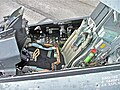 Carlinga avionului F-16 cu manșă laterală (la mâna dreaptă) de tip joystick