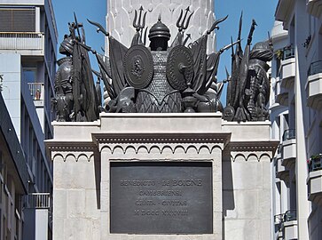 Plaque et trophées sur la fontaine.