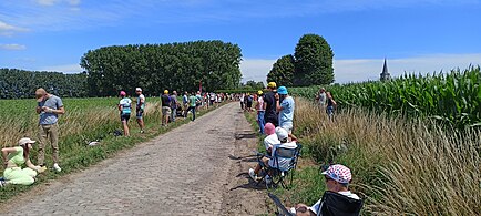 En attendant le passage des coureurs.