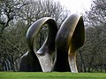 Wiederholung von gerundeten Formen ergeben eine harmonische Wirkung. Henry Moore: Doppeloval, 1966.