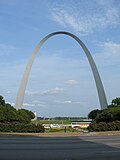 Gateway Arch: Arco em forma de catenária invertida achatada (St. Louis, Estados Unidos).[22]