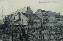 Carte postale en noir et blanc représentant un château-ferme imposant.