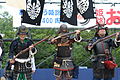 Trojica modernih samuraja naoružanih arkebuzama, na istorijskom festivalu u zamku Himedži (1. avgusta 2009. godine).