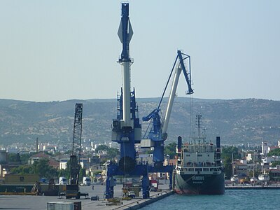 Tovorna ladja v pristanišču