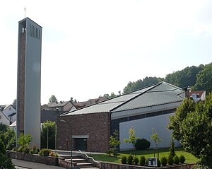 Turm, Frontportal mit Kirchplatz und fünfeckigem Kirchenschiff