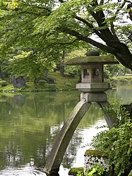 Yukimi-dōrō op twee poten: Kotojigata tōrō