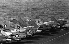 A-7Es on USS Independence in 1983 LTV A-7E Corsair II of VA-15 and VA-87 on the flight deck of USS Independence (CV-62), 7 December 1983 (6381816).jpg