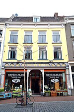 Lange Hezelstraat 10. In 1902 kreeg de winkel op de begane grond een door architect Oscar Leeuw ontworpen pui