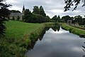 L'église Notre-Dame-de-Toute-Aide et le canal du haut-fourneau.