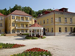 Lázeňská kolonáda s budovou ředitelství lázní a lázeňským penzionem Moravěnka