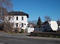 Villa mit Einfriedung, Vorgarten und Remise