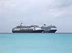 De Westerdam en de Maasdam bij het Bahamaanse eiland Half Moon Cay