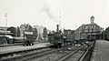 Stoomlocomotief NS 7106 met een trein langs het perron van het N.S.-station Amsterdam Haarlemmermeer. (Tussen 1925 en 1935)