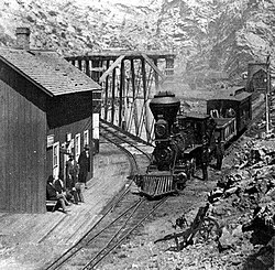 Узкоколейная центральная железная дорога Колорадо в каньоне Клир-Крик.jpg