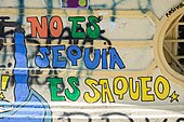 Slogan « No es sequía es saqueo » taggé en espagnol sur un mur.