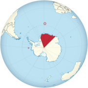 Karte der Antarktis, von den umliegenden Ozeanen sowie dem Süden von Südamarika, Australien und Afrikas. Farblich hervorgehoben ist ein Sektor der Antarktis sowie zwei kleine Inseln.