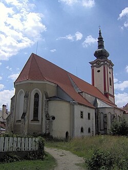 Farní kostel sv. Petra a Pavla v Nové Bystřici.