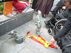 Trzy krasnale (niepełnosprawny ruchowo, głuchoniemy i niewidomy) symbolizują obecność osób niepełnosprawnych w społeczeństwie.