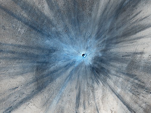 Cratère d'impact de 30 mètres de diamètre récent (moins de 3 ans) photographié en novembre 2013 par la caméra HiRISE.