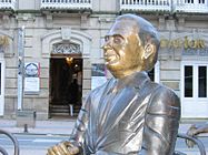 Estatua de Paz-Andrade por César Lombera na praza de san Xosé de Pontevedra.