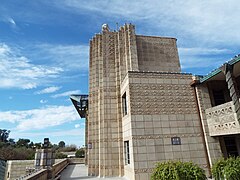 Proyector en la parte superior de la torre del hotel