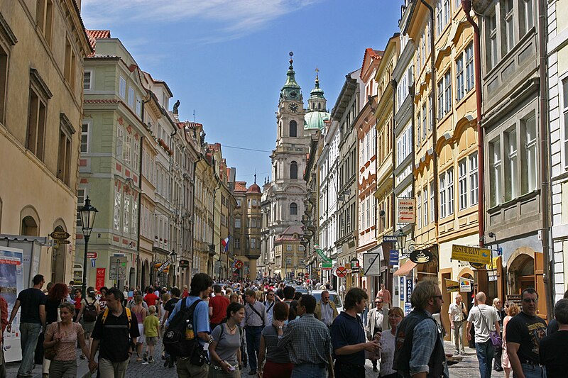 Imagine:Prague crowd Malá Strana.jpg