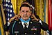 Президент Барак Обама (на втором плане) вручает Почетную медаль бывшему сержанту армии США. Сантьяго Дж. Эревия во время церемонии 18 марта 2014 года в Белом доме в Вашингтоне, округ Колумбия. Эревия получил награду за 140318-A-KH856-004.jpg