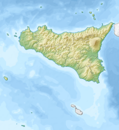 Mapa konturowa Sycylii, blisko górnej krawiędzi po prawej znajduje się punkt z opisem „Stromboli”