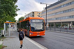 Helsingin seudun joukkoliikenteen runkolinjan 30 bussi Vantaan Myyrmäessä.