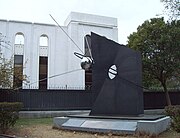 صورة لنموذج سبوتنك-1 بجانب مبنى السفارة الروسية في مدريد، إسبانيا