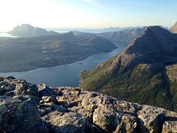 Sørfjorden, en fjordarm af Mistfjorden, set fra Heggmotind