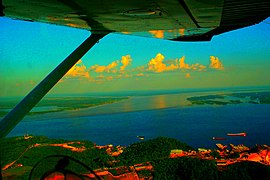 Encontro das Águas, le confluent vu d'avion à 8 km en aval de Manaus le 24 juillet 2005.