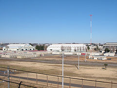 항공 라디오 네비게이션인 자마 무지향성 표지(NDB)의 모습 (오른쪽), 2009년 1월 14일 촬영, 현재 철거되었음.