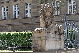 Löwe aus Sandstein am einstigen Kriegerdenkmal