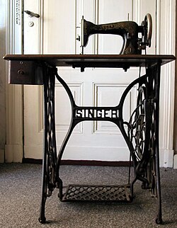 http://upload.wikimedia.org/wikipedia/commons/thumb/7/79/Singer_sewing_machine_table.jpg/250px-Singer_sewing_machine_table.jpg