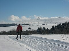 Les pistes de ski de fond et la vue sur Pierre-sur-Haute.