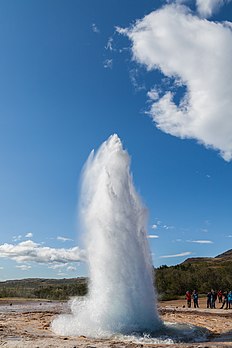 Erupção do Strokkur, um gêiser situado na área geotérmica de Haukadalur, sudoeste da Islândia. (definição 3 131 × 4 696)